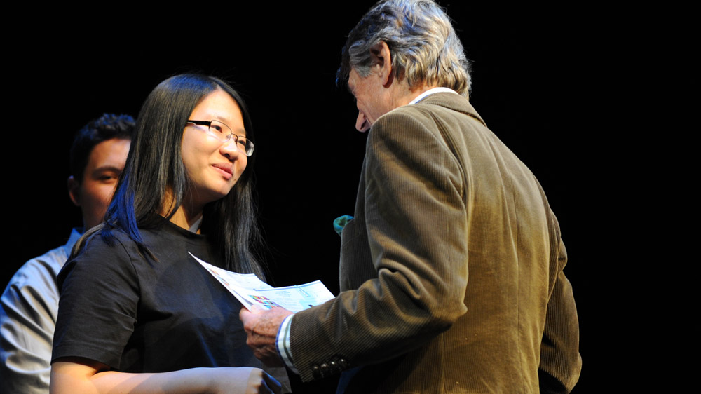 Scott Griffin, créateur des Voix de la poésie, présente son certificat de participation et son chèque de $1000 à Anna Jiang, vice-championne de l’édition 2011 du concours.